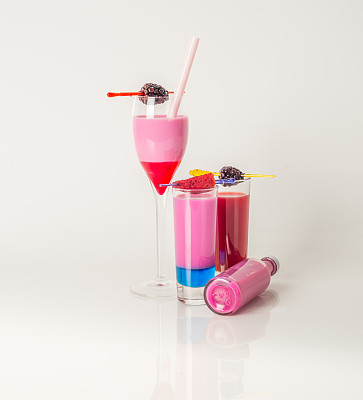 彩色饮料套装，彩色饮料装饰有水果、太阳镜、饮料吸管、彩色照片图片下载