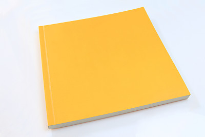 黄色的书，白色的背景图片下载