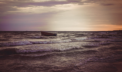 美丽的日落在暴风雨的海上图片下载