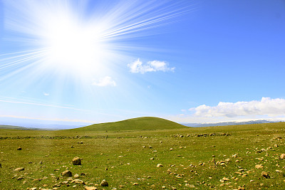 太阳，天空和绿色的田野背景图片下载
