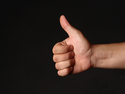 手指向上的手。图片下载