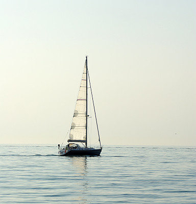 游艇在明亮的蓝色海洋图片下载