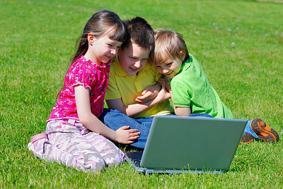 儿童在户外使用笔记本电脑图片下载