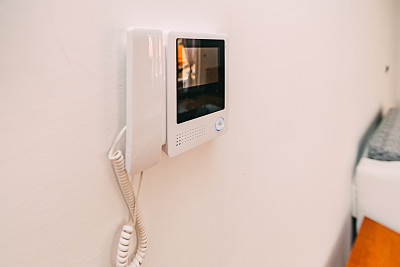 公寓内的对讲机。对讲机挂在墙上。英特科素材图片