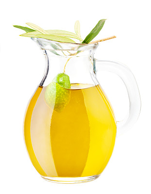 在白色背景上分离出橄榄油和绿橄榄图片下载