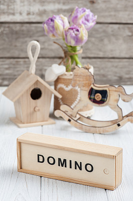 木制玩具，粉色郁金香和摇摆木马图片下载