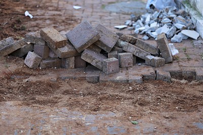 在人行道修理中堆砌铺路石。图片下载