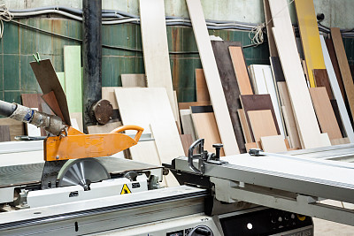 锯机在木工车间的看法。图片下载