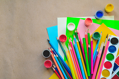 一套学校文具的创意写作和绘画，复制空间，色调照片，回到学校的概念图片下载