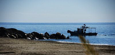 一艘渔船回来了图片下载