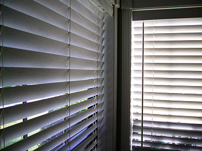 高分辨率的B/W拍摄的百叶窗图片下载