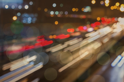 博凯公路市区交通高峰时刻。传送到另一个维度或时间线，移动的汽车被传送到另一个网络。素材图片