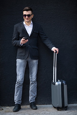 户外的年轻商人图片下载