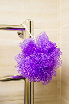 浴室里的紫色丝瓜巾图片下载