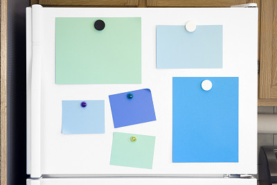 冰箱门上有五颜六色的空便利贴图片下载