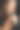 一个女人对着麦克风唱歌的特写照片图片下载