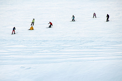 一群人在雪地上滑雪。图片下载