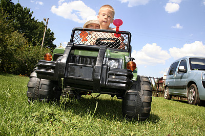 两个快乐的兄弟在车里图片下载