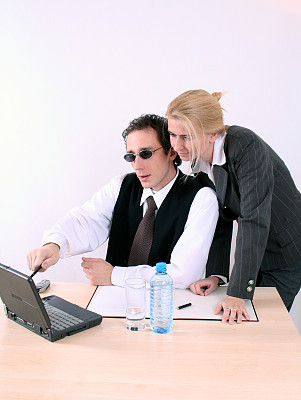 男人和女人与计算机工作图片下载