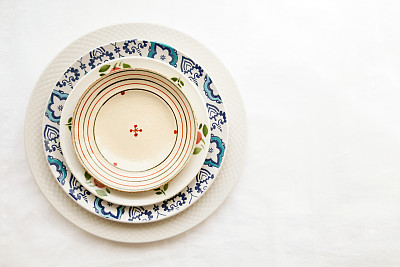 堆叠的空白陶瓷板孤立在白色背景与复制空间图片下载