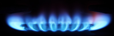 特写燃气与蓝色火焰上的家庭炉子图片下载