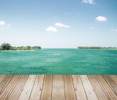桌面现代木材在海洋上图片下载
