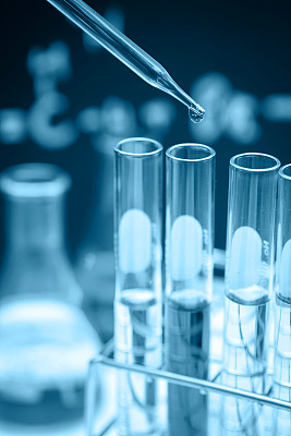 将化学液体滴到试管中图片下载