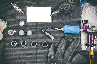 纹身艺术家的桌子上有物体和空的名片在中间图片下载