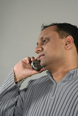 男子在手机上放松图片下载