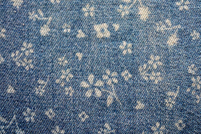 牛仔牛仔裤，有邮票和洞，背景图片下载