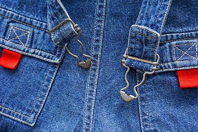 牛仔牛仔裤，有邮票和洞，背景图片下载
