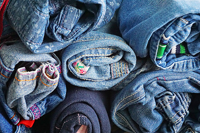 牛仔牛仔裤，有邮票和洞，背景图片下载