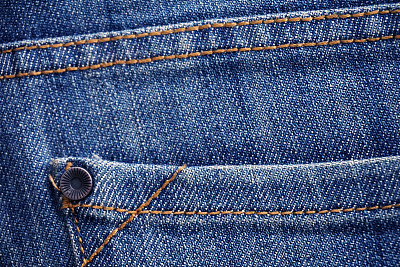 牛仔牛仔裤，有邮票和洞，背景图片下载