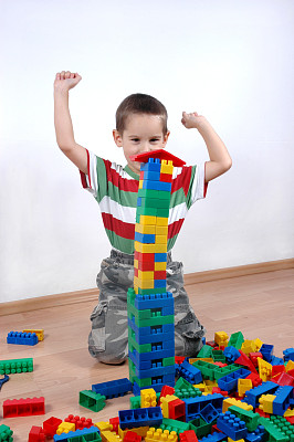 男孩建造了这座塔图片下载