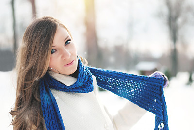 蓝眼睛蓝围巾图片下载