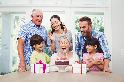 微笑的家人在奶奶的生日聚会素材图片