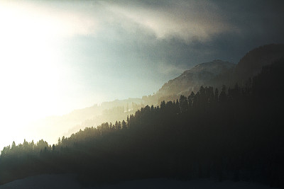 雾气迷蒙的阿尔卑斯山脉图片下载
