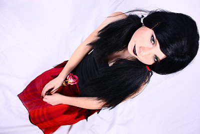 漂亮的哥特少年拿着干花。图片下载