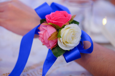 近距离的伴娘与鲜花手镯的手图片下载