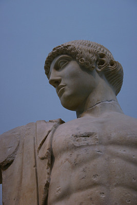 晴空下的佛像俯视图图片下载