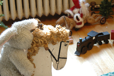 毛绒兔子在摇摆木马上图片下载