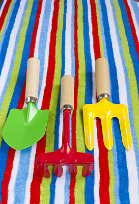 条纹的沙滩毛巾和五颜六色的玩具。图片下载