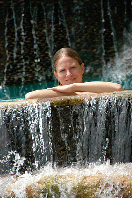 放松女孩瀑布图片下载