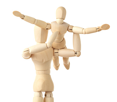 木制的父母手抱着他的孩子图片下载