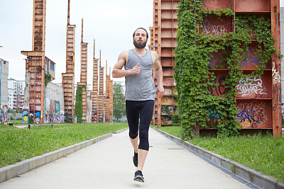在户外跑步的白人男性运动员图片下载