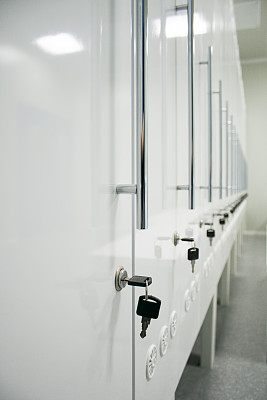 更衣室里有带钥匙的白色柜子图片下载