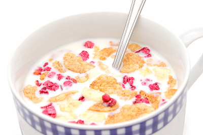 一杯牛奶与水果谷物隔离图片下载