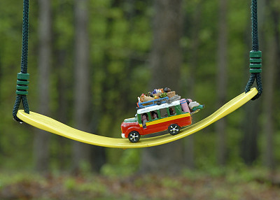 秋千上的玩具车图片下载