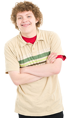 自信的少年交叉双臂图片下载