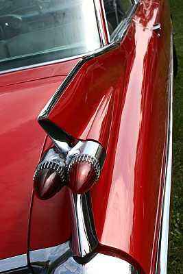 红色美国老爷车的后视镜图片下载
